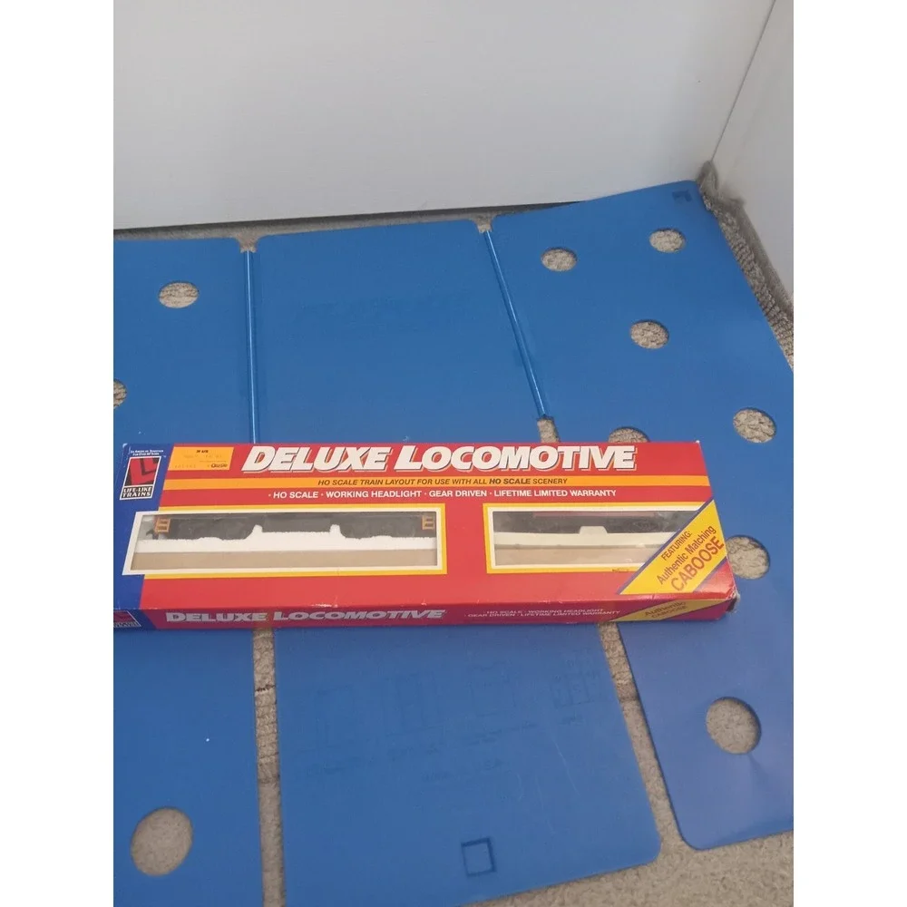 LIFELIKE‎ #8663  B&O CHESSIE SYSTEM Locomotive & Caboose #4810 w Box  HO